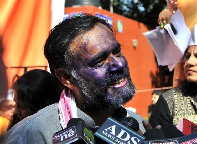 The Independence:delhi-police-register-firs-against-farmer-leaders-including-yogendra-yadav-200-rioters-detained-so-far